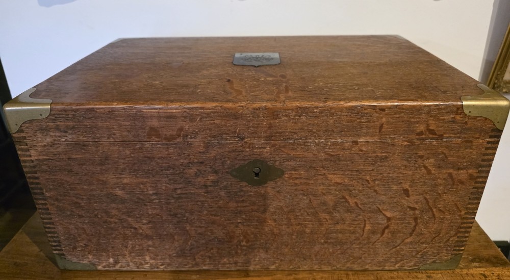 Coffret chêne. Maison Aucoc, rue de la Paix.