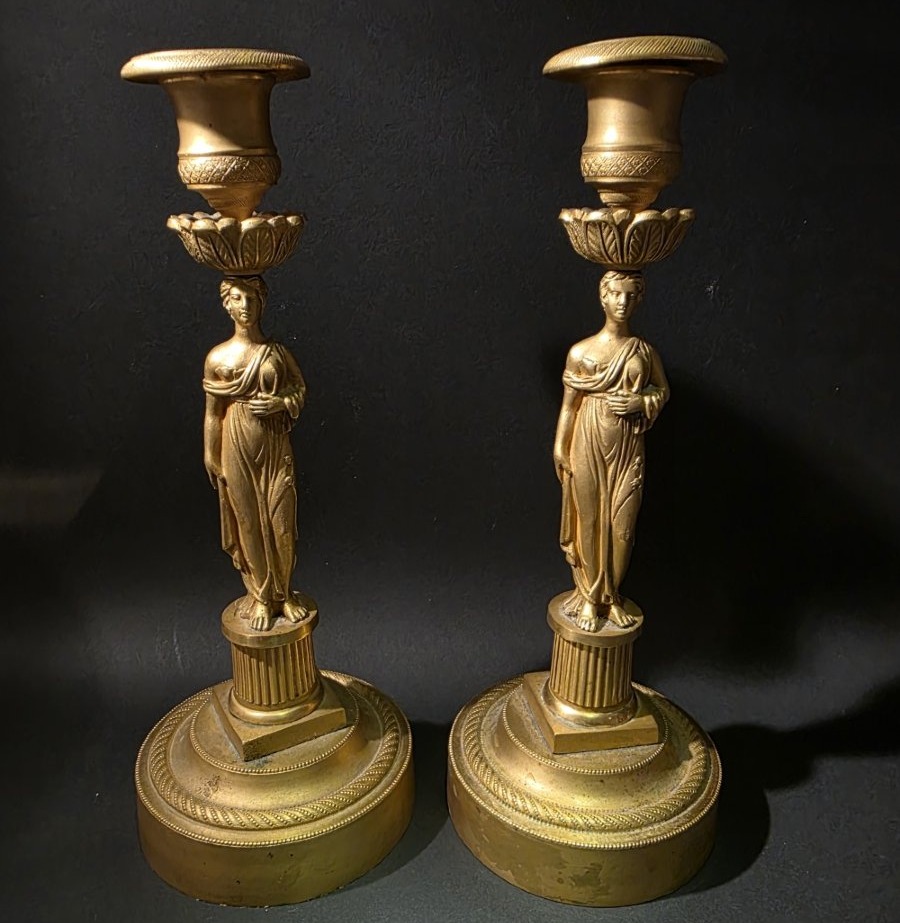 Paire de flambeaux aux cariatides. Bronze doré.-photo-2