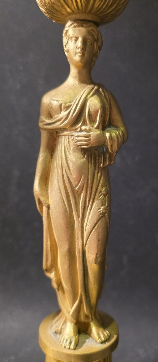 Paire de flambeaux aux cariatides. Bronze doré.-photo-4