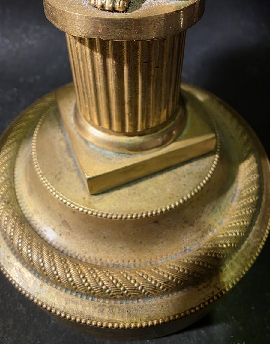 Paire de flambeaux aux cariatides. Bronze doré.-photo-1