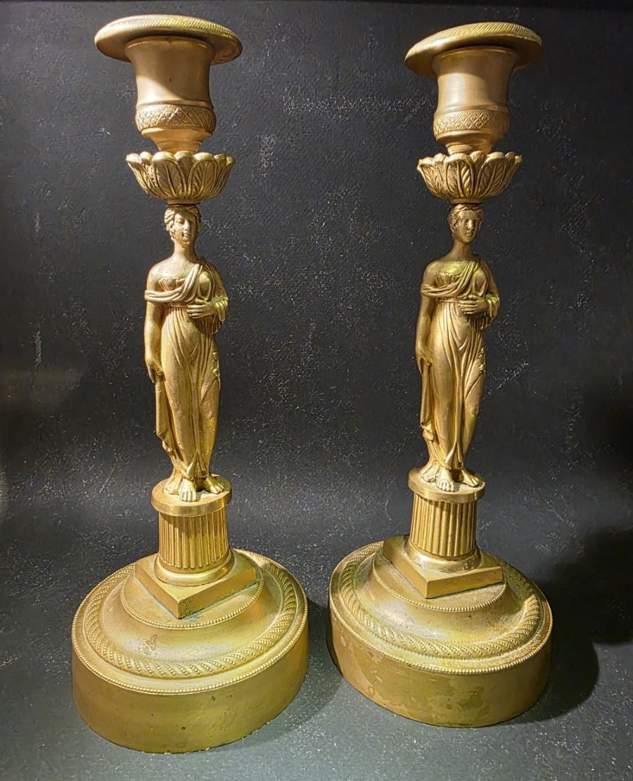 Paire de flambeaux aux cariatides. Bronze doré.