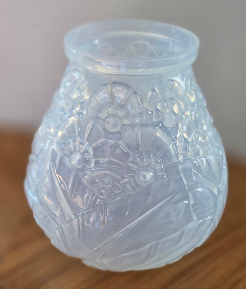 Vase en verre pressé moulé.  Lorrain Nancy