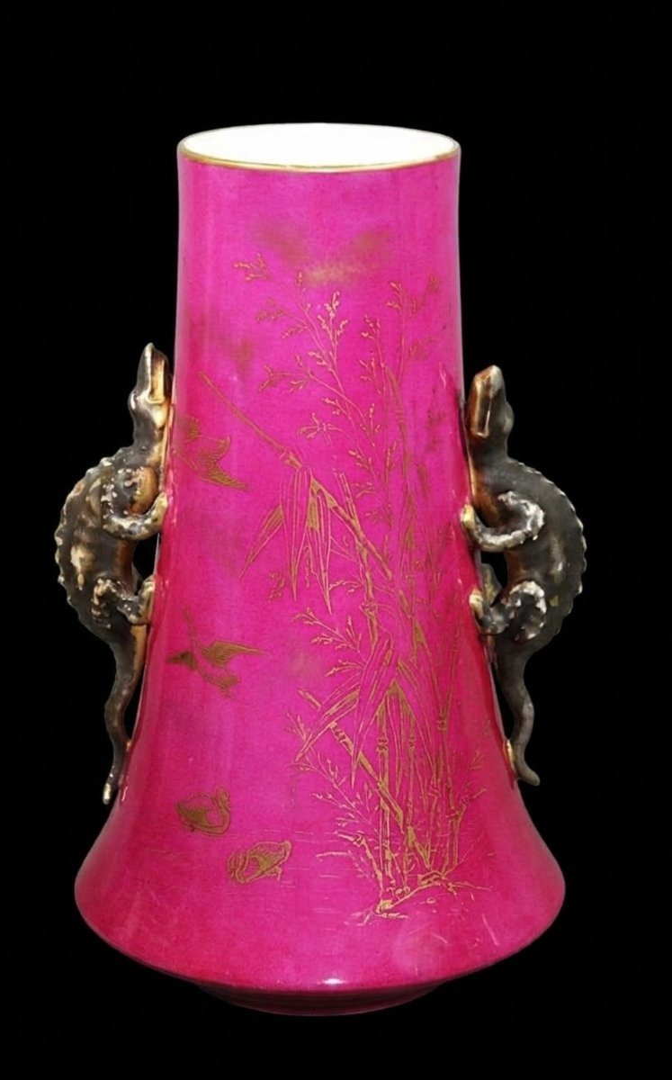 19th-century Vase With Japanese-style Decoration.