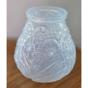 Vase en verre pressé moulé.  Lorrain Nancy