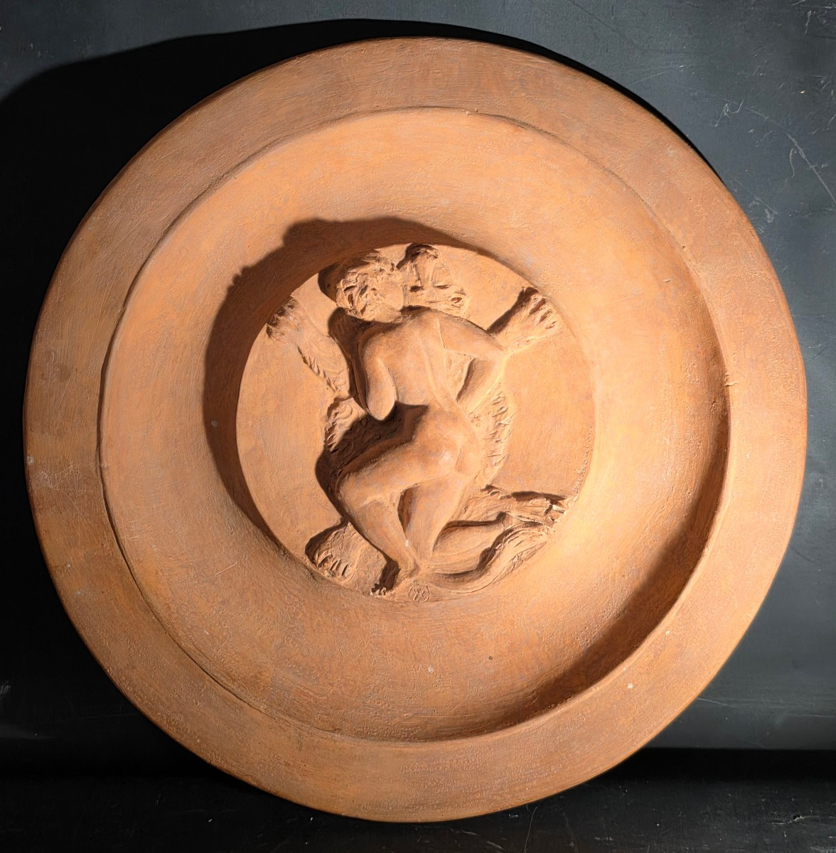 Plat en terre cuite représentant le Lion de Némée signé Vadim Androusov XXème