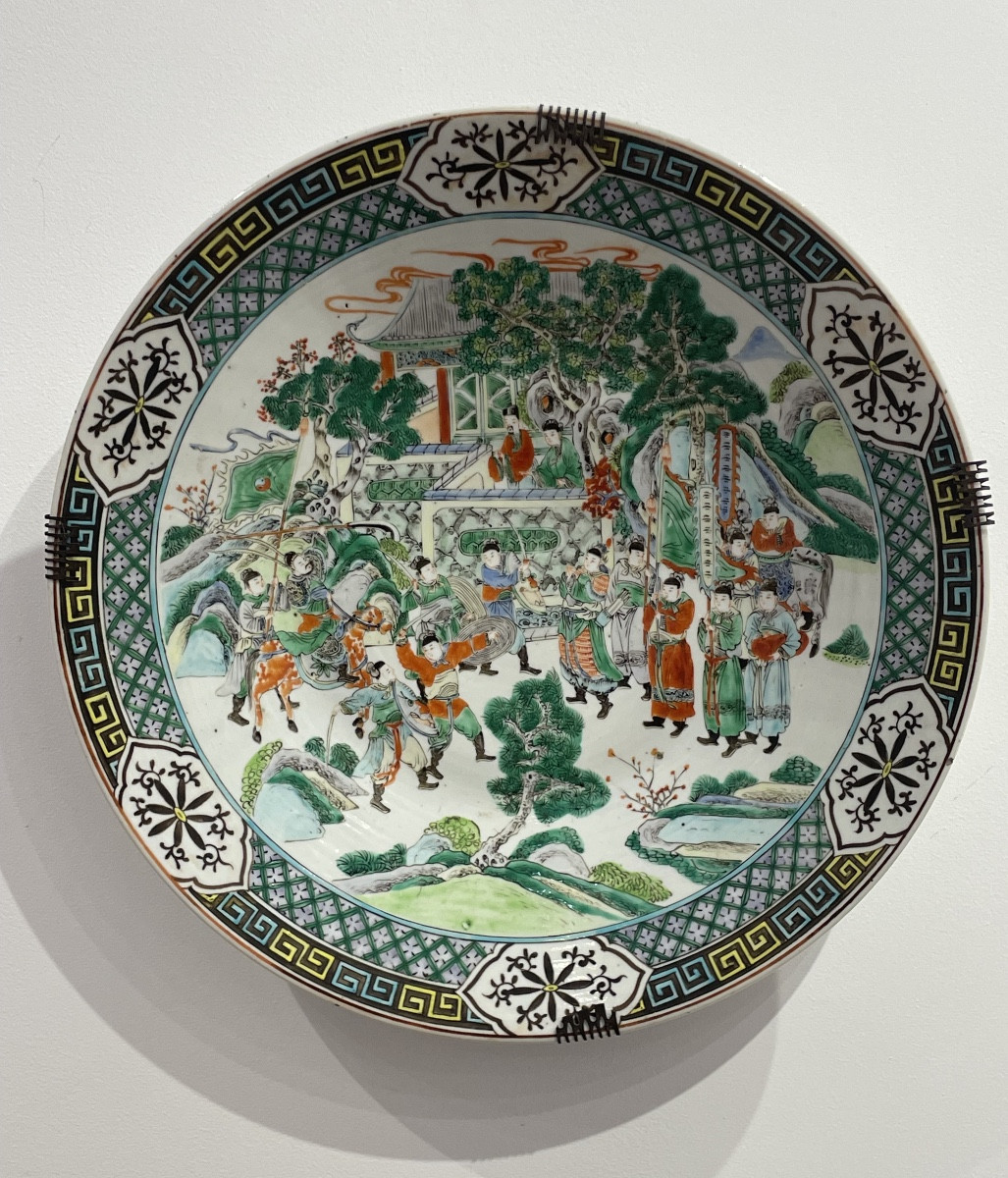 CHINE - Dynastie Qing - Époque Xianfeng ( 1851 à 1861) grand plat en porcelaine polychrome 