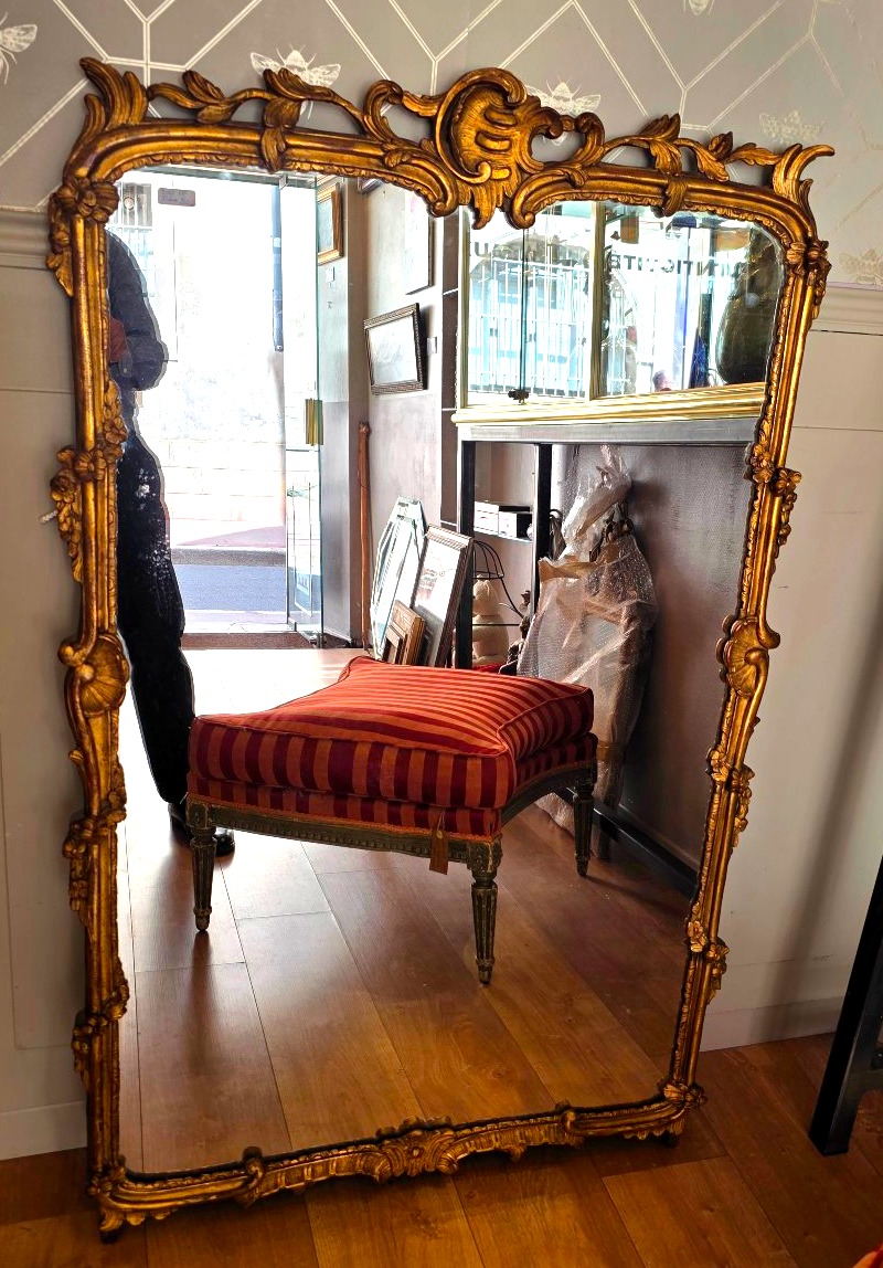 Grand miroir en bois sculpté et doré d'époque Louis XV ​ XVIIIème siècle