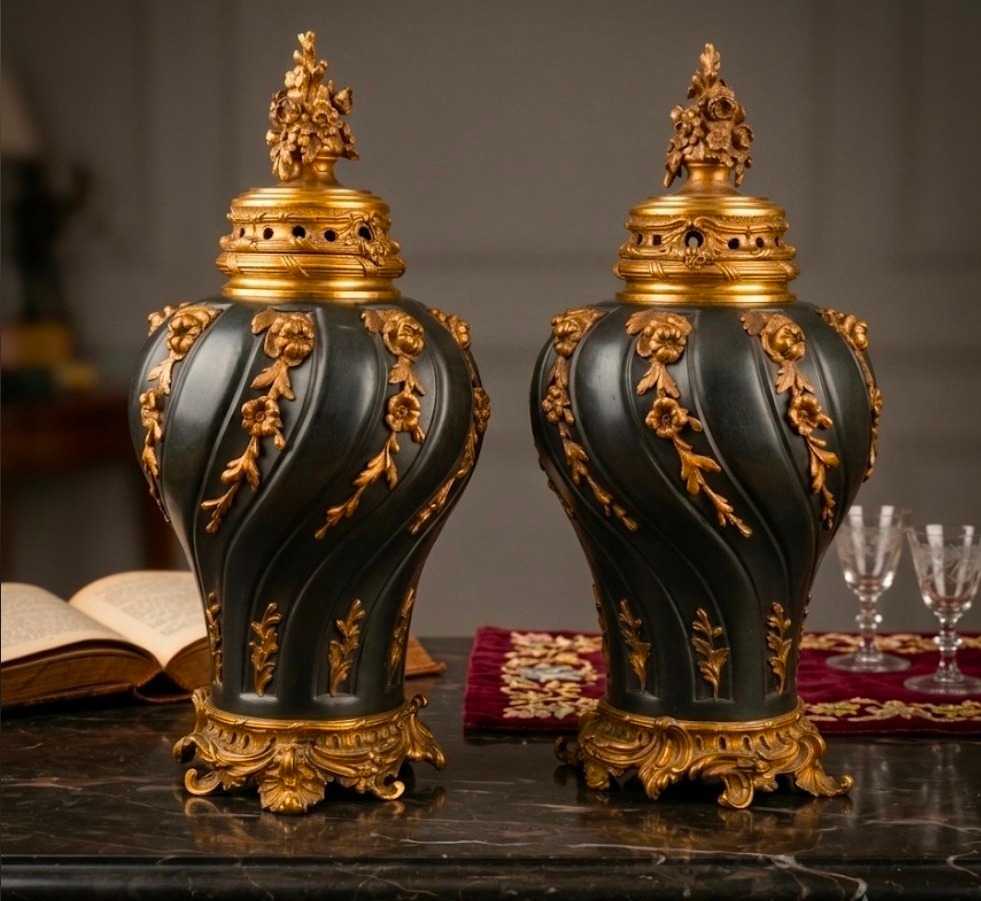  Paire de cassolettes d'époque Empire en bronze patiné et doré, vers 1810 ​