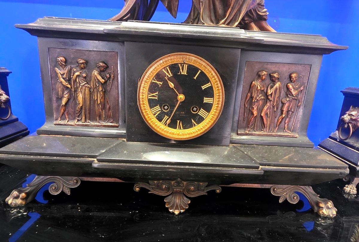 Horloge Garniture de cheminée en bronze Signée Auguste Moreau (1834–1917) ​-photo-1