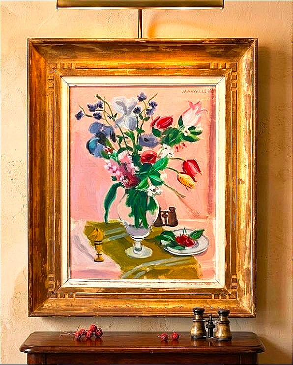 Jules CAVAILLÈS (1901-1977) – Nature morte au bouquet de fleurs, jumelles et pièce d'échec ​