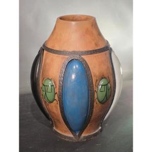 Vase en céramique monture fer à décor de scarabées époque Art Déco 1930