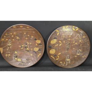 Japon Période Meiji (1868 - 1912) paire de Plats en bronze patiné décor gravé signés  XIXème 