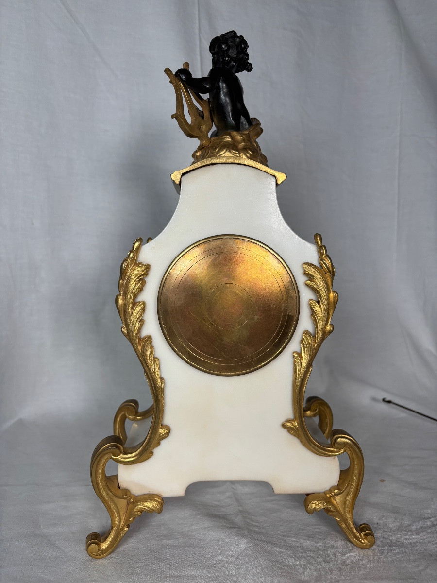 Pendule en bronze doré et marbre blanc de style Louis XV. -photo-4