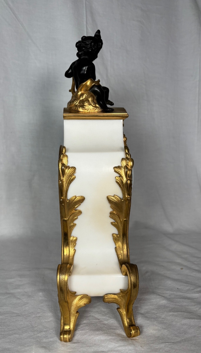 Pendule en bronze doré et marbre blanc de style Louis XV. -photo-2