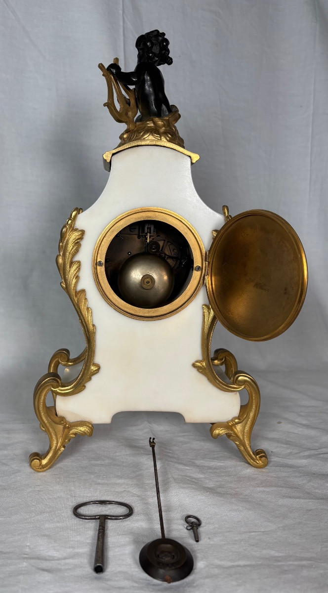Pendule en bronze doré et marbre blanc de style Louis XV. -photo-1