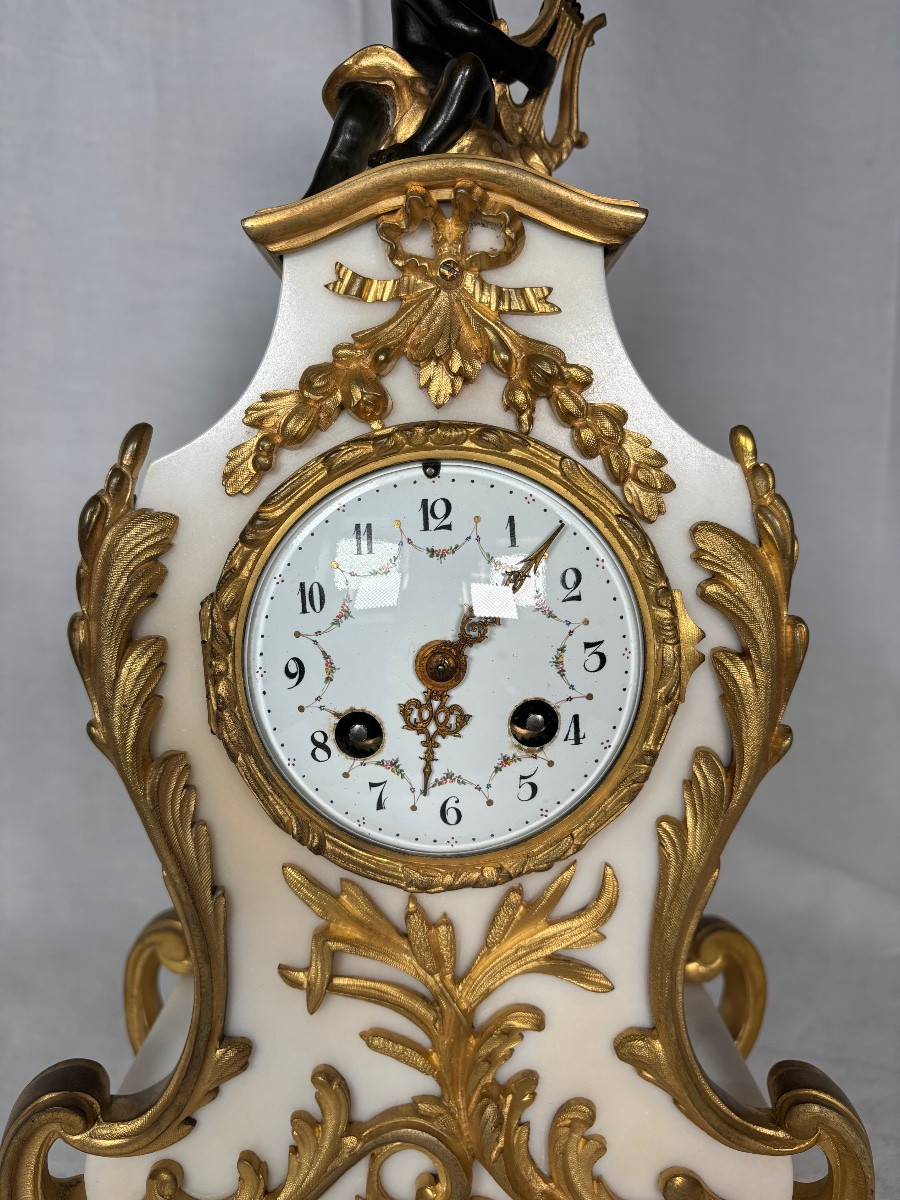 Pendule en bronze doré et marbre blanc de style Louis XV. -photo-2