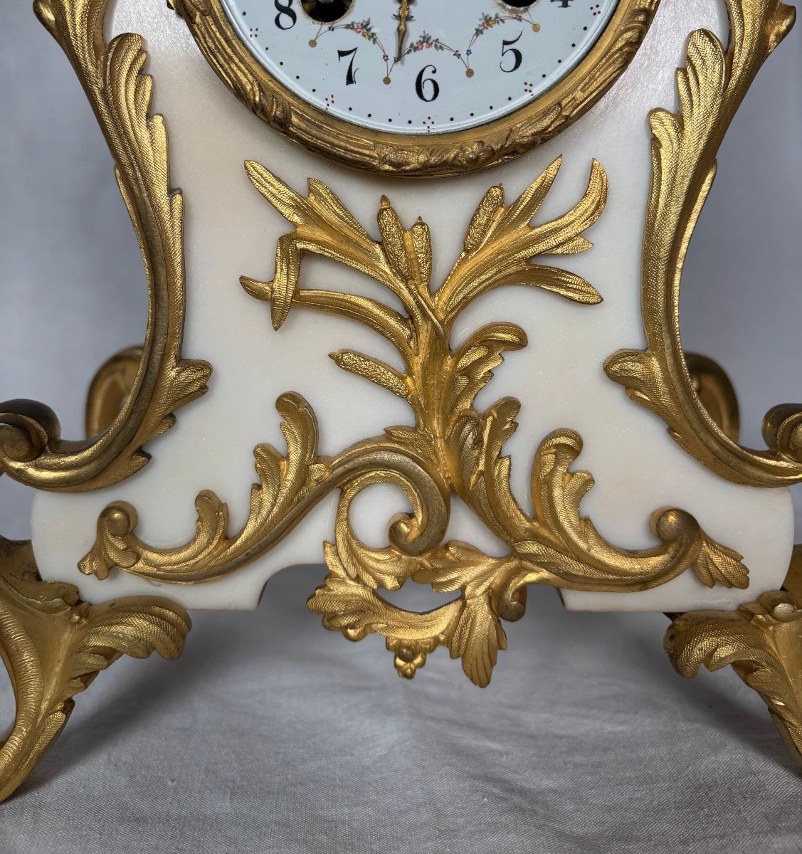 Pendule en bronze doré et marbre blanc de style Louis XV. -photo-3