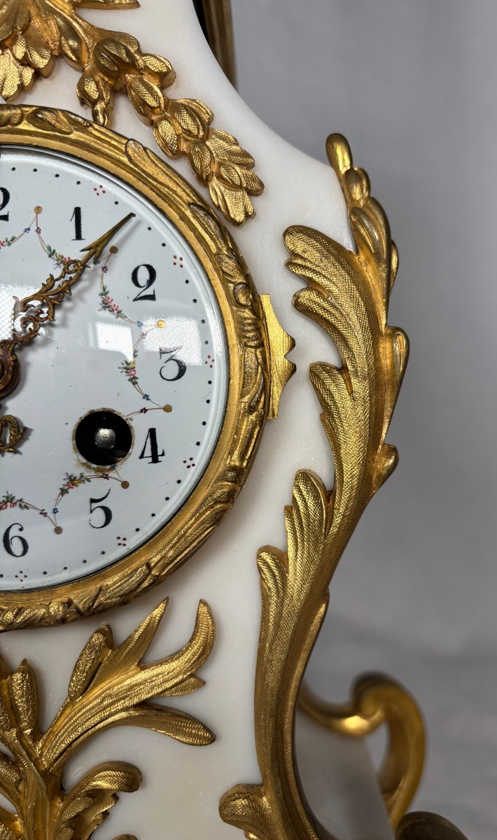 Pendule en bronze doré et marbre blanc de style Louis XV. -photo-4