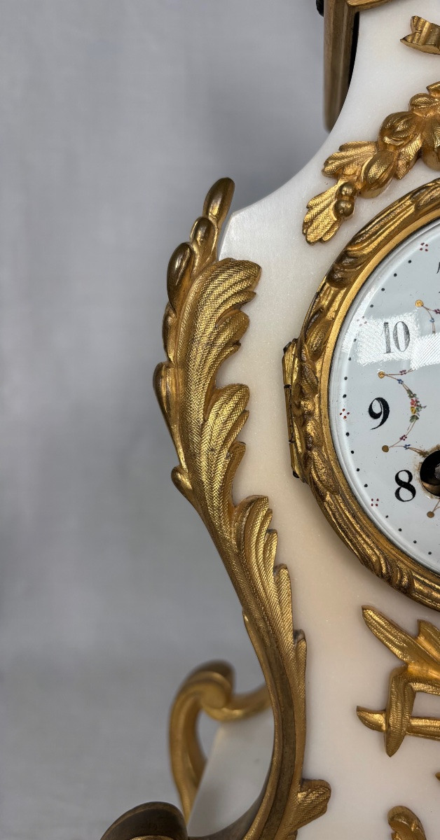Pendule en bronze doré et marbre blanc de style Louis XV. -photo-5