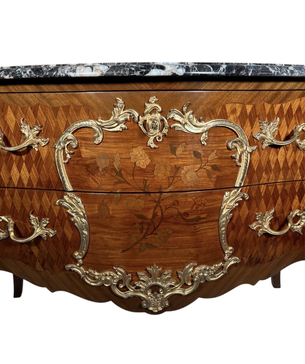Commode sauteuse de style Louis XV en  marqueterie et bronze  doré -photo-4