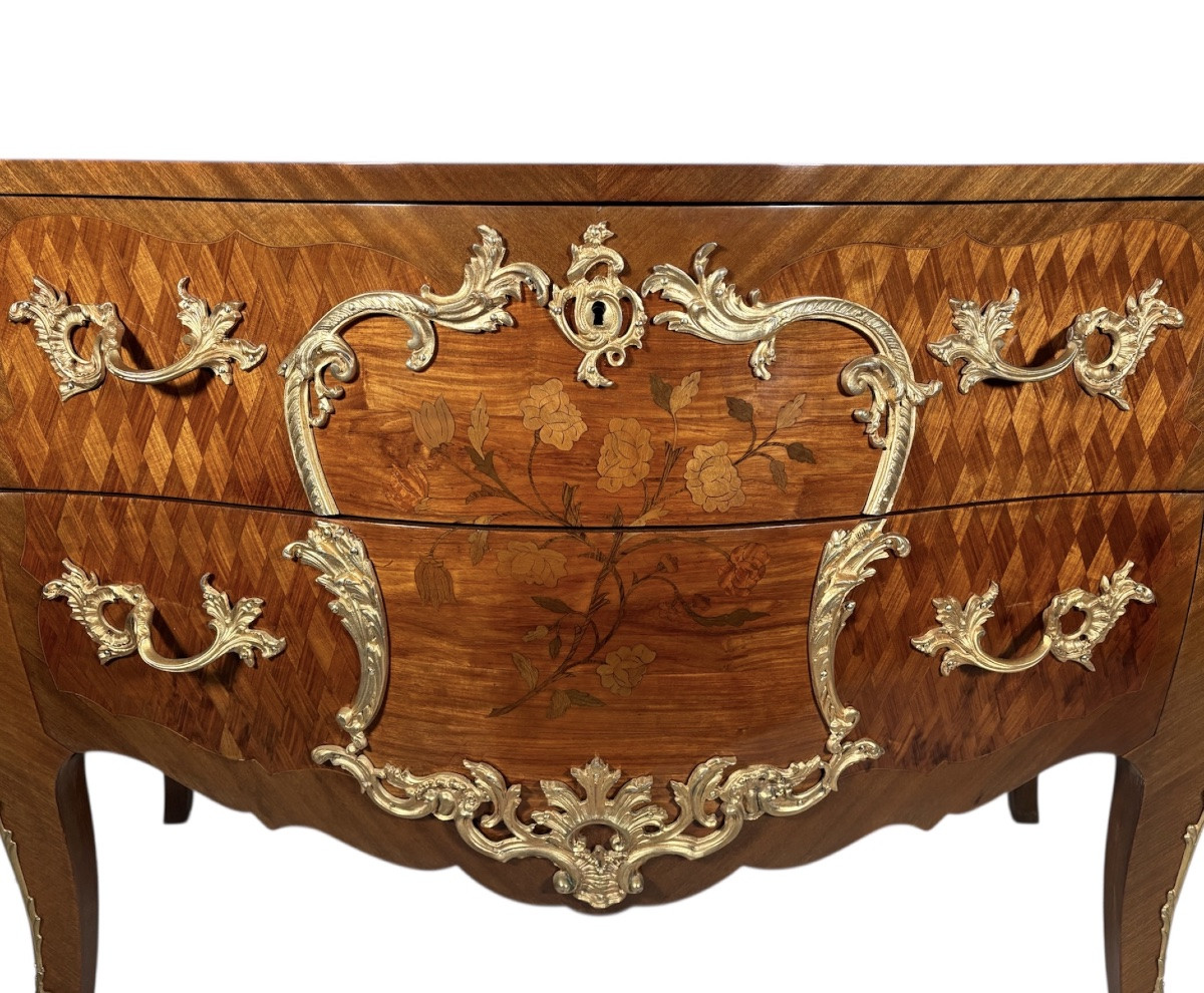 Commode sauteuse de style Louis XV en  marqueterie et bronze  doré -photo-1
