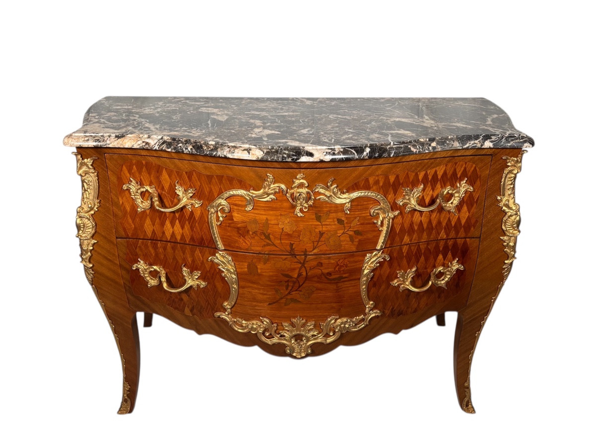 Commode sauteuse de style Louis XV en  marqueterie et bronze  doré 
