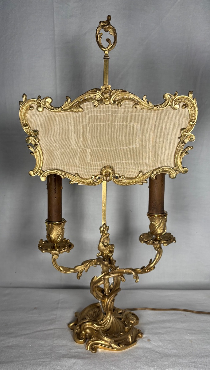 Lampe écran en bronze doré de style Louis XV 