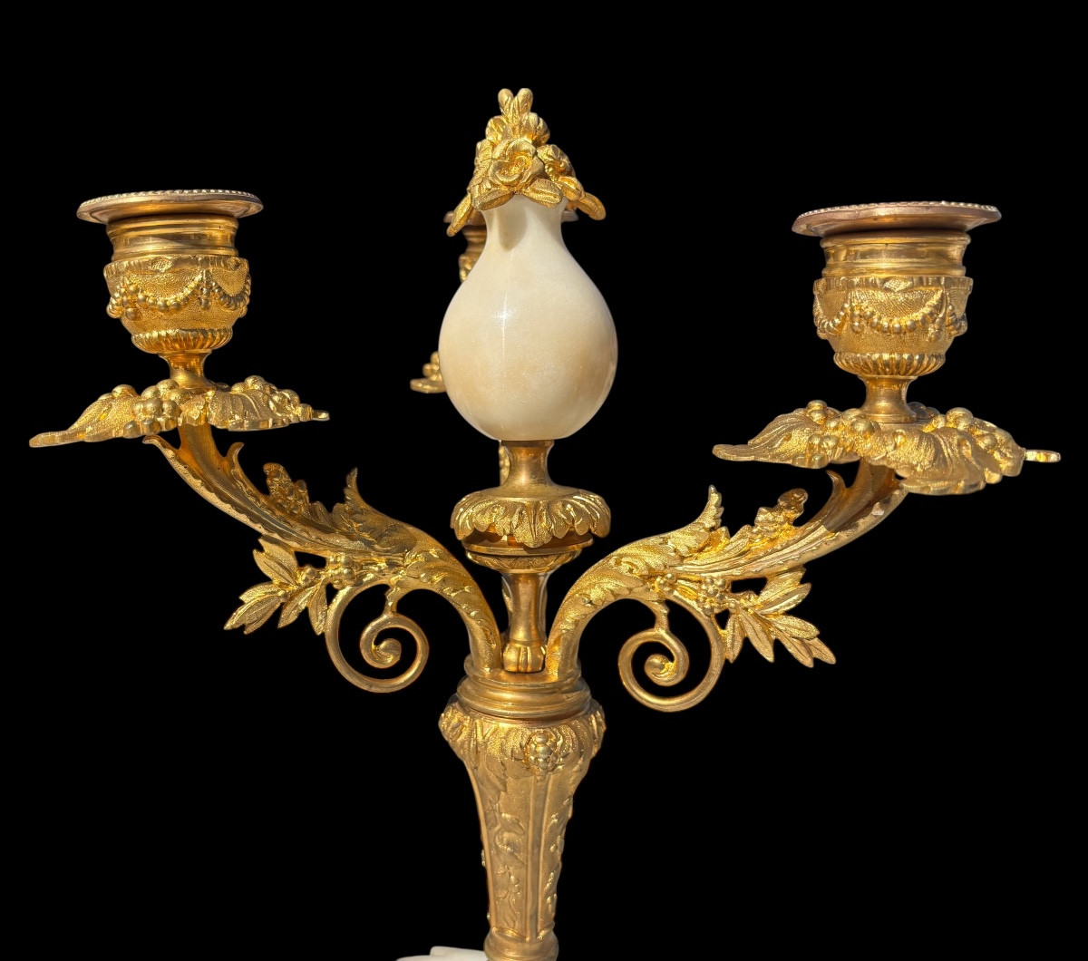 Garniture de cheminée en bronze doré et marbre de style Louis XVI fin XIXᵉ siècle.-photo-3