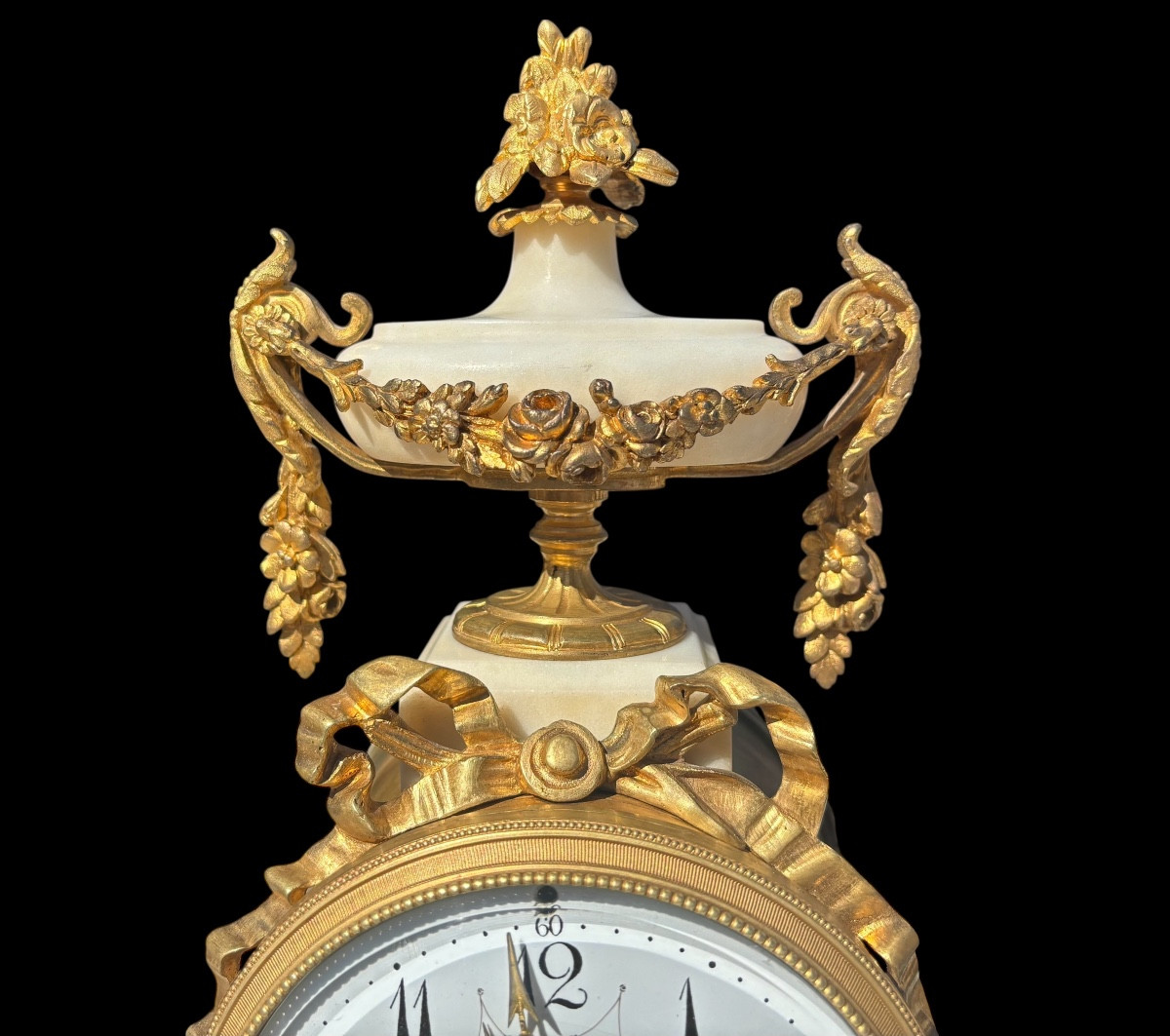 Garniture de cheminée en bronze doré et marbre de style Louis XVI fin XIXᵉ siècle.-photo-2