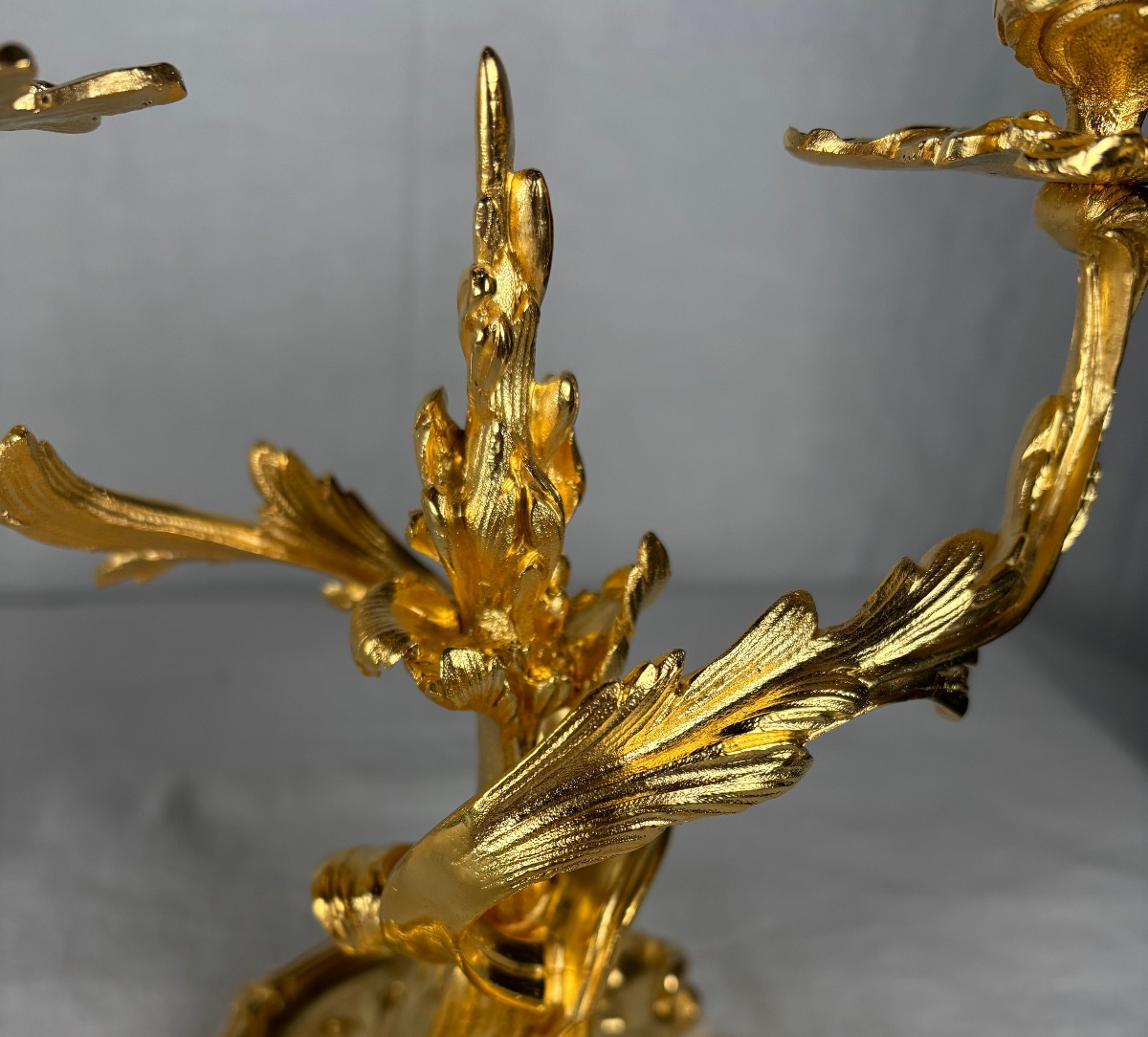 Paire de bougeoirs en bronze doré de style Louis XV rocaille Circa 1900-photo-4