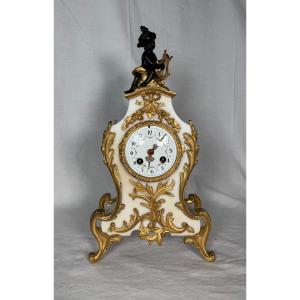 Pendule en bronze doré et marbre blanc de style Louis XV. 