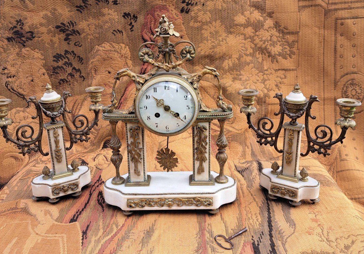 Pendule Avec Paire De Candélabres En  Marbre Blanc. 