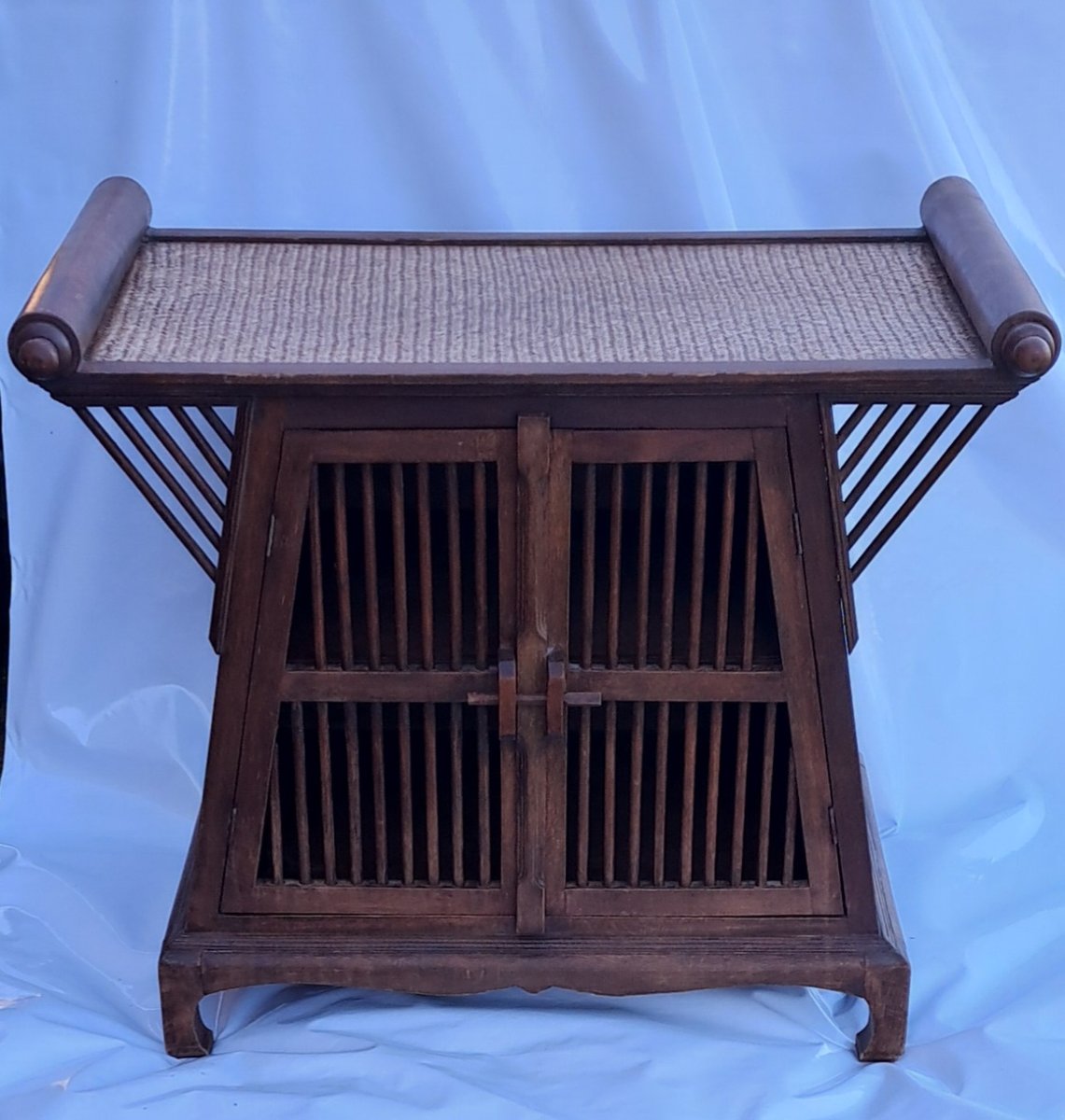 Petit buffet bas de style colonial ou asiatique. 