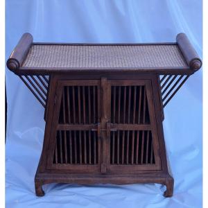Petit buffet bas de style colonial ou asiatique.