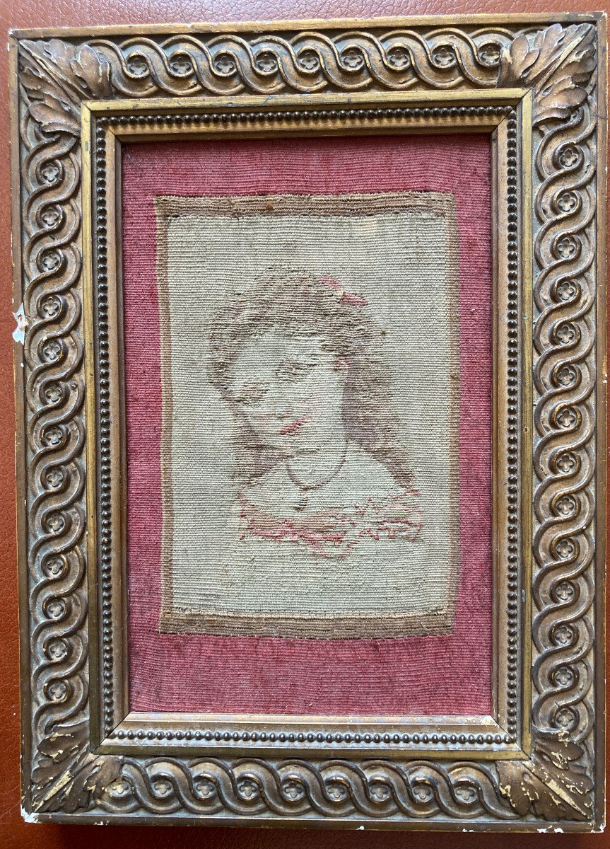 Tapisserie XVIIIe - Portrait De Jeune Fille au médaillon