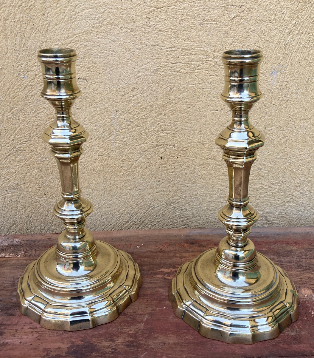 Paire de bougeoirs ou flambeaux en bronze doré XVIIIe