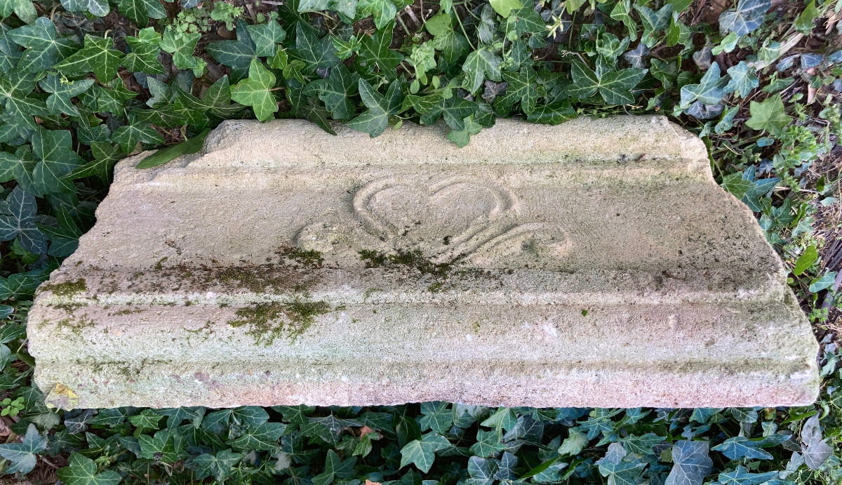 Architectural Element Lintel With Carved Heart Motif, Symbol Of Love-photo-1