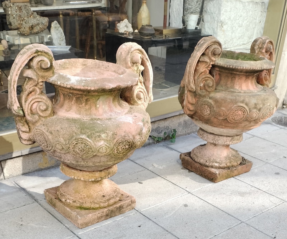 Paire de grands vases de jardin en pierre reconstituée 