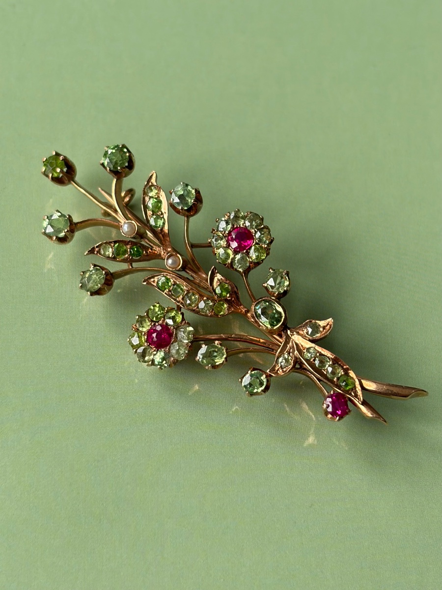 Broche « bouquet de fleurs » en or russe (560/56) et démantoïdes