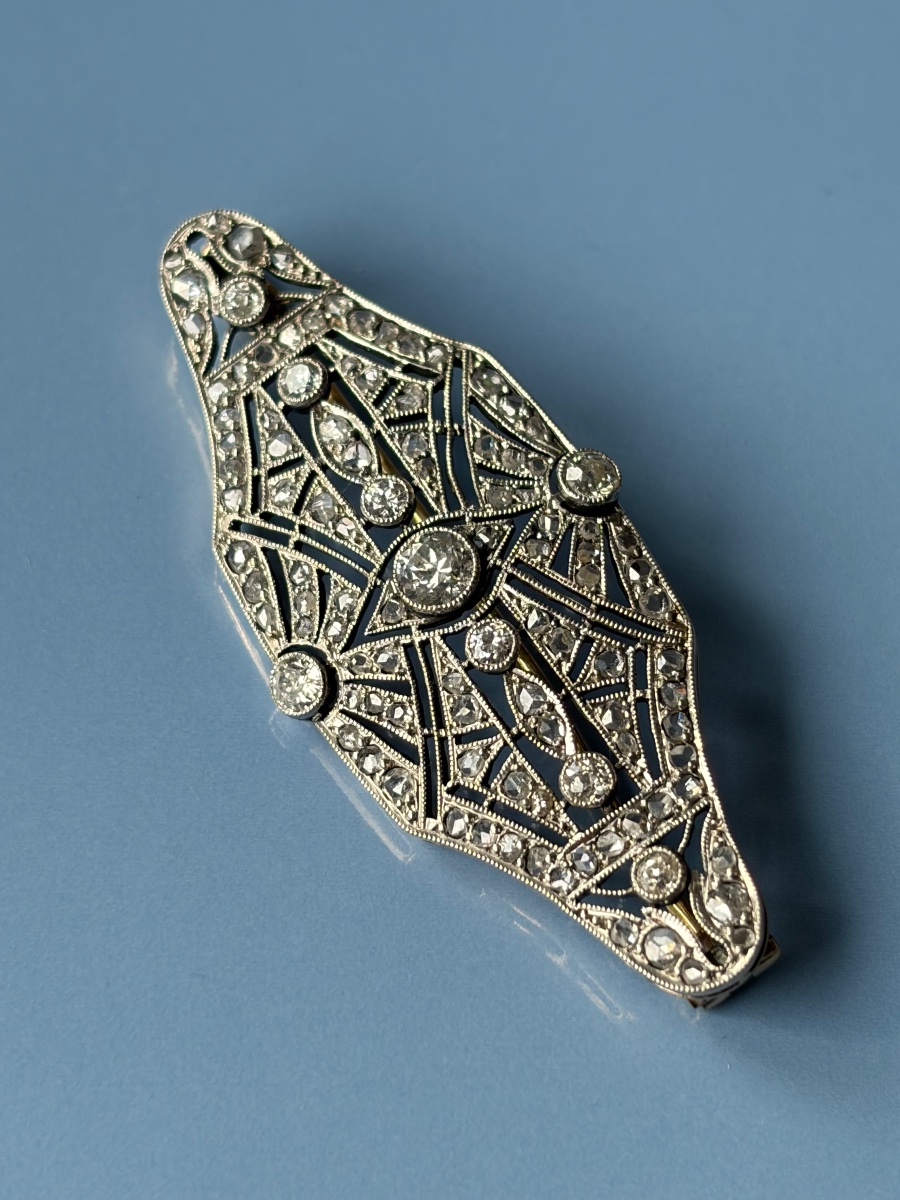 Broche Art déco, or 18 carats et platine, diamants taille ancienne