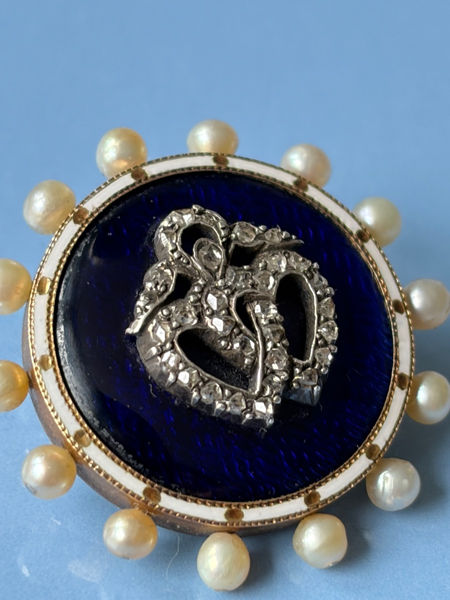 Broche victorienne en émail à deux cœurs, diamants taille rose et perles de rivière, or 14 cara-photo-3