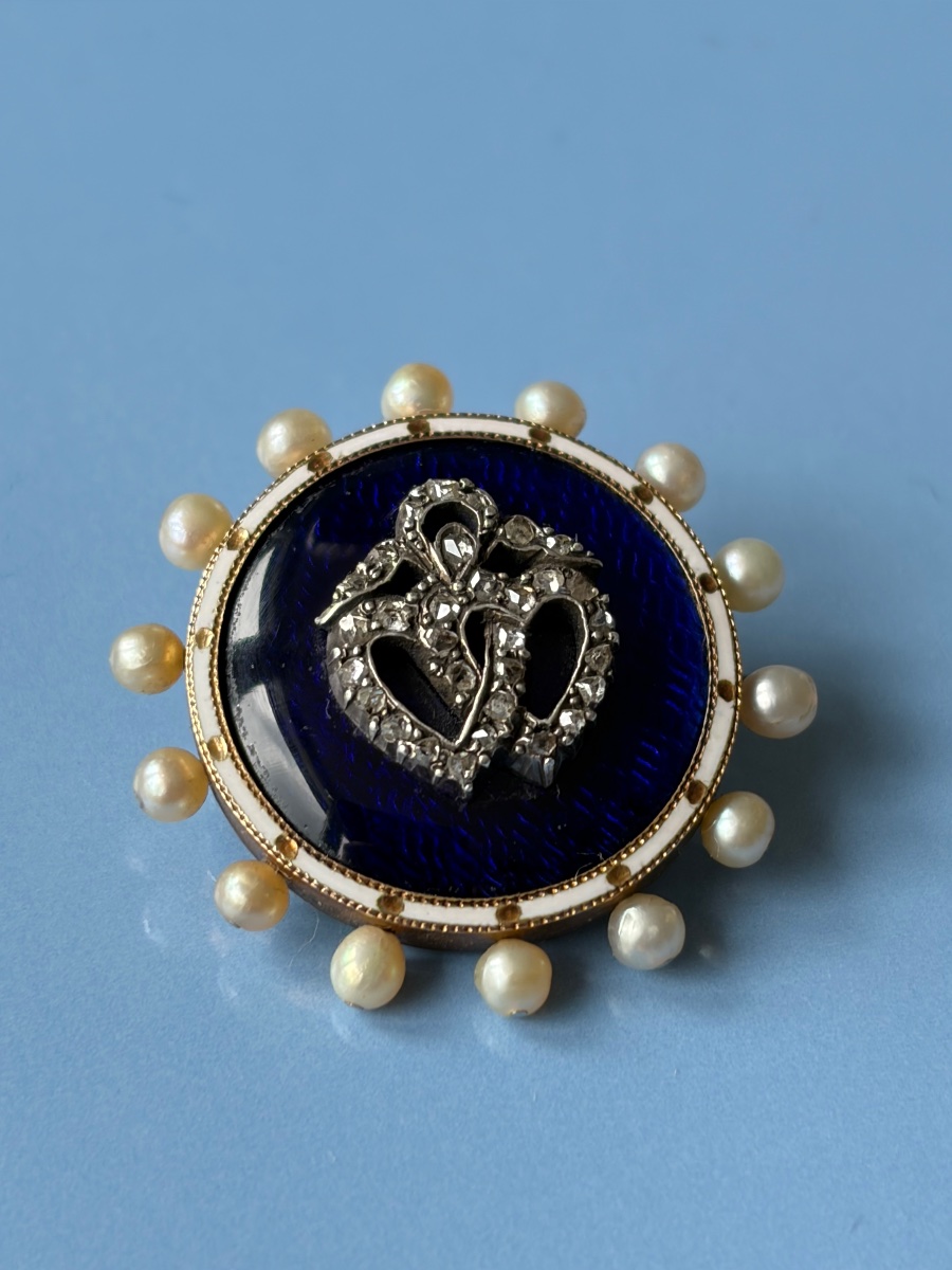 Broche victorienne en émail à deux cœurs, diamants taille rose et perles de rivière, or 14 cara