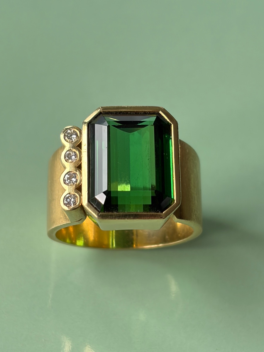 Bague en or 750, tourmaline verte et diamants