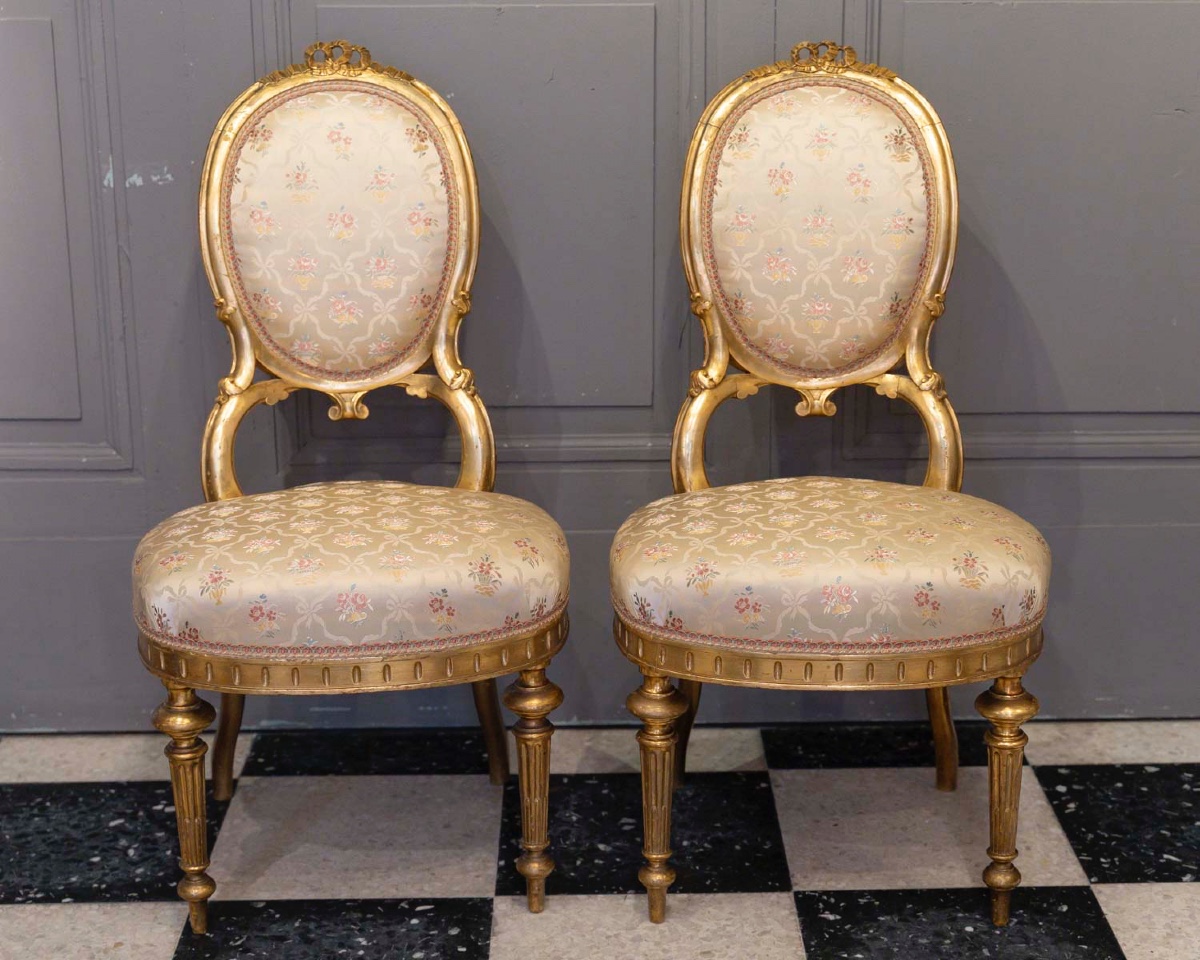 Deux petites chaises de musicien en bois doré  sculpté- Travail italien du XIXème siècle.