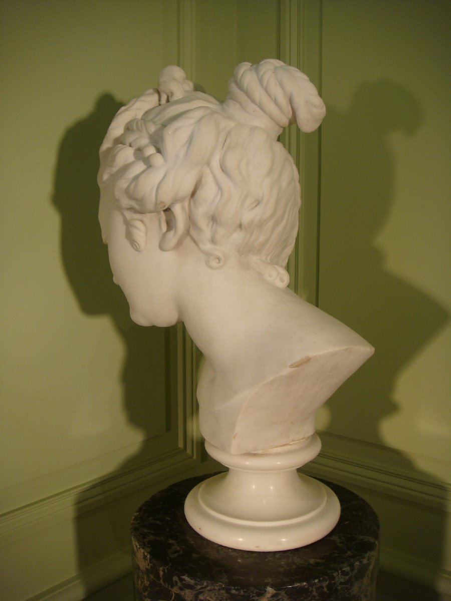 Antique Bust Of Woman Sculpture In Marble-photo-1