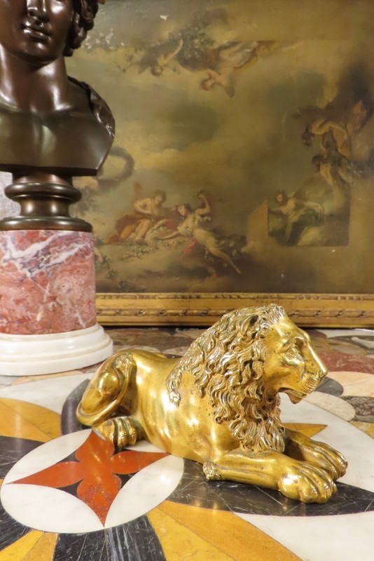 LION COUCHE EN BRONZE CISELE ET DORE Epoque Premier Empire