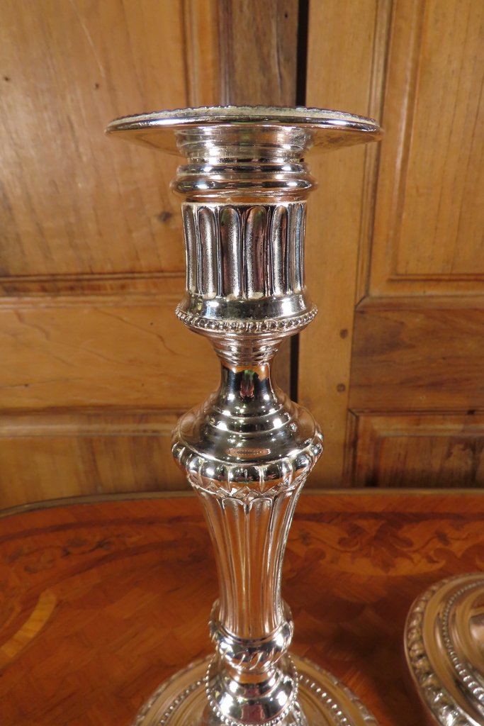 PAIRE DE BOUGEOIRS EN BRONZE ARGENTE De style Louis XVI -photo-4