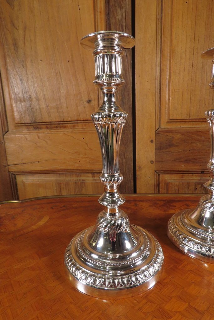 PAIRE DE BOUGEOIRS EN BRONZE ARGENTE De style Louis XVI -photo-1