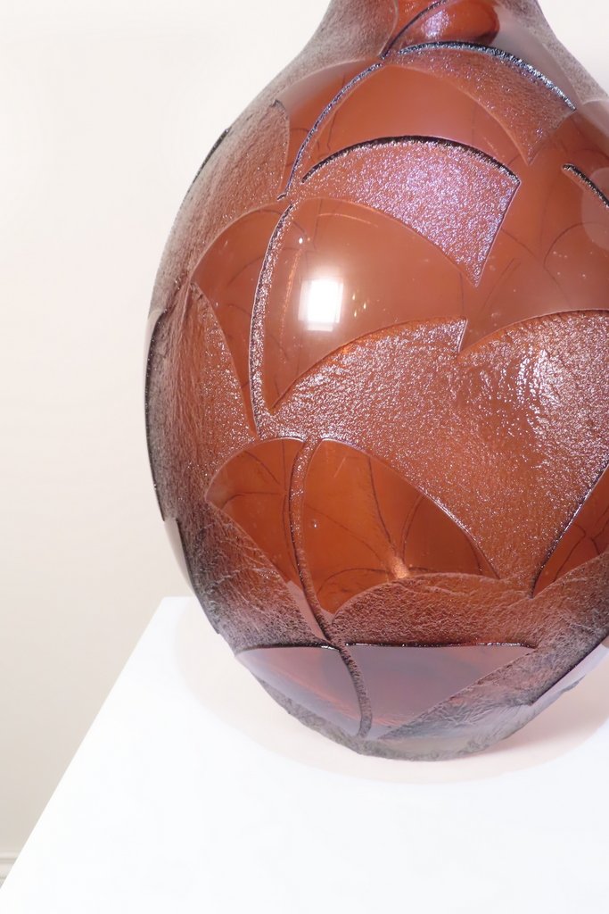 GRAND VASE EN PATE DE VERRE AUX FLEURS STYLISEES Degué - Epoque Art Déco -photo-4