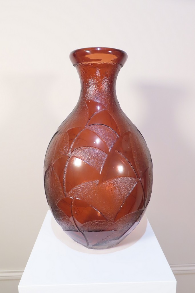 GRAND VASE EN PATE DE VERRE AUX FLEURS STYLISEES Degué - Epoque Art Déco 